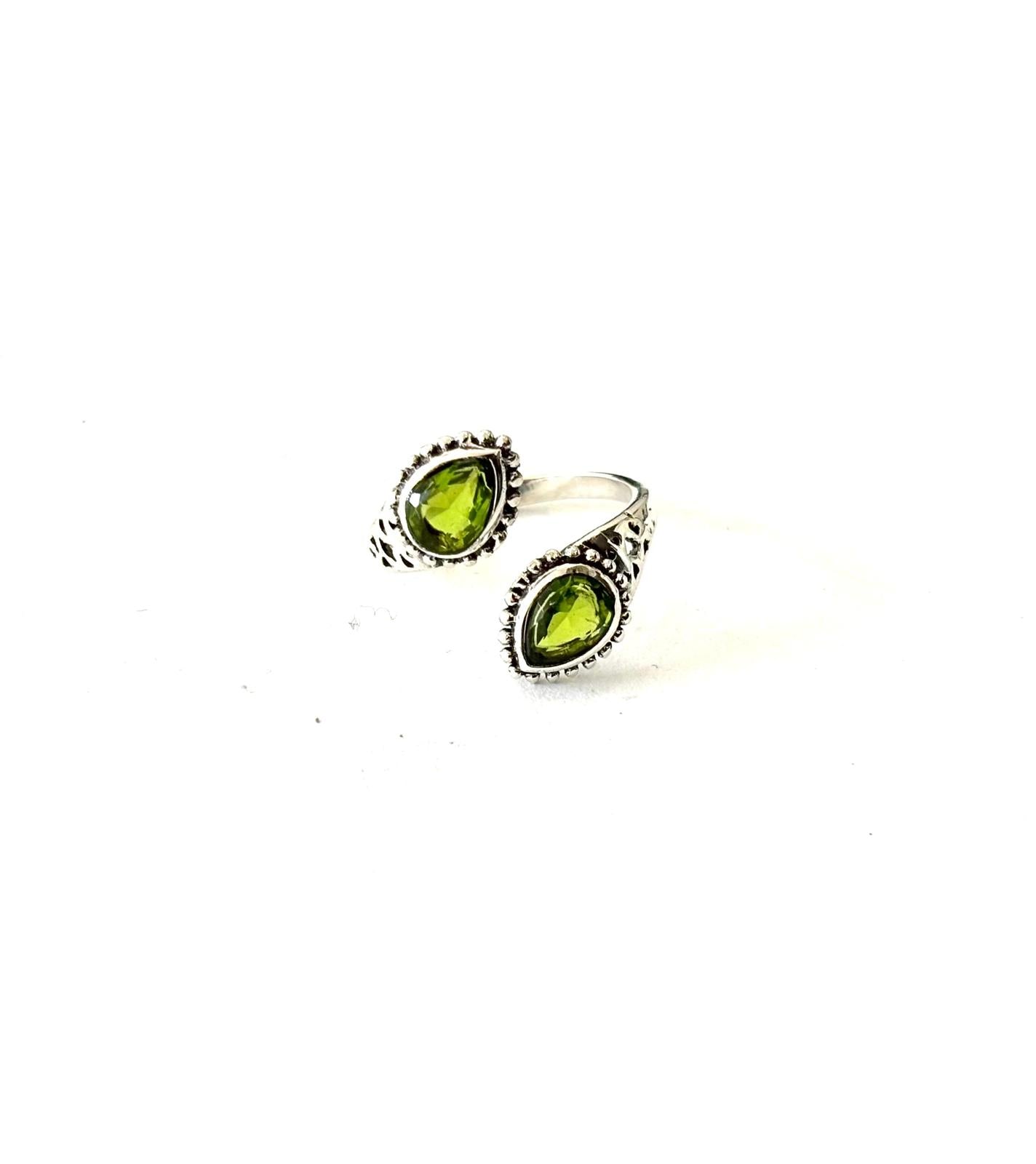ANELLO DOPPIA GOCCIA PERIDOTO SFACCETTATO AVVOLTO DA MICROSFERE - REGOLABILE - ARGENTO 925