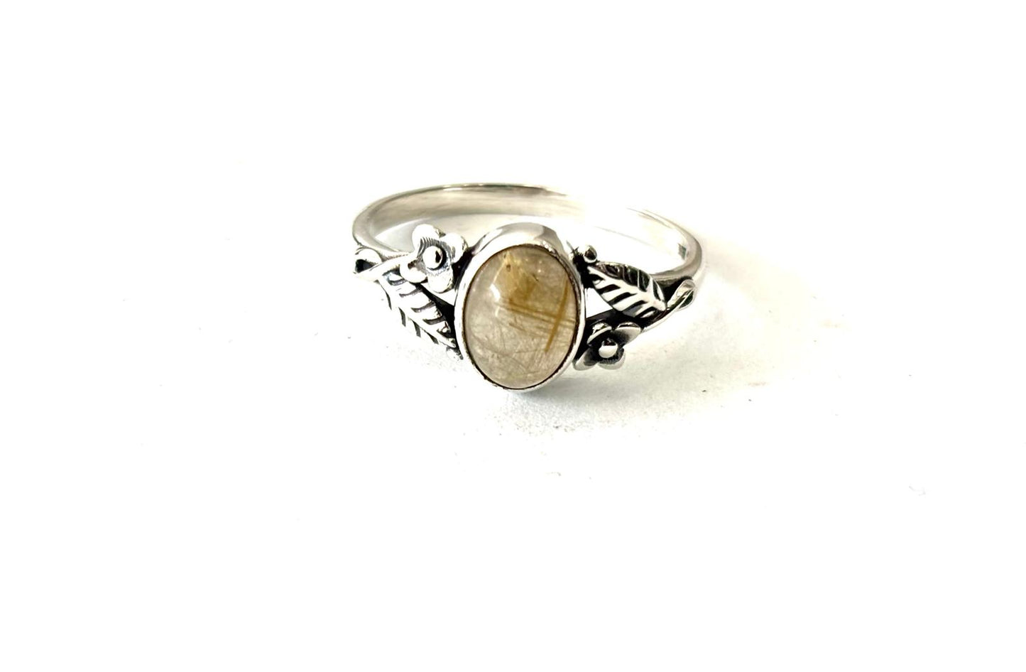 ANELLO DETTAGLI FLOREALI - QUARZO RUTILATO OVALE - ARGENTO 925