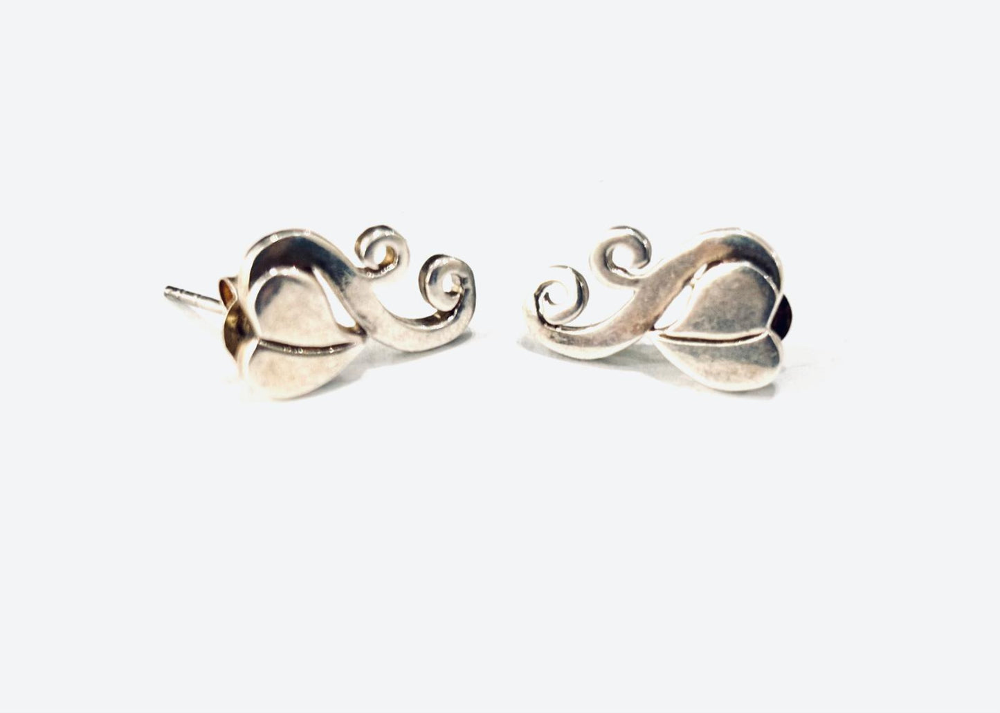 ORECCHINI CUORE STILIZZATO CON PERNO ARGENTO 925