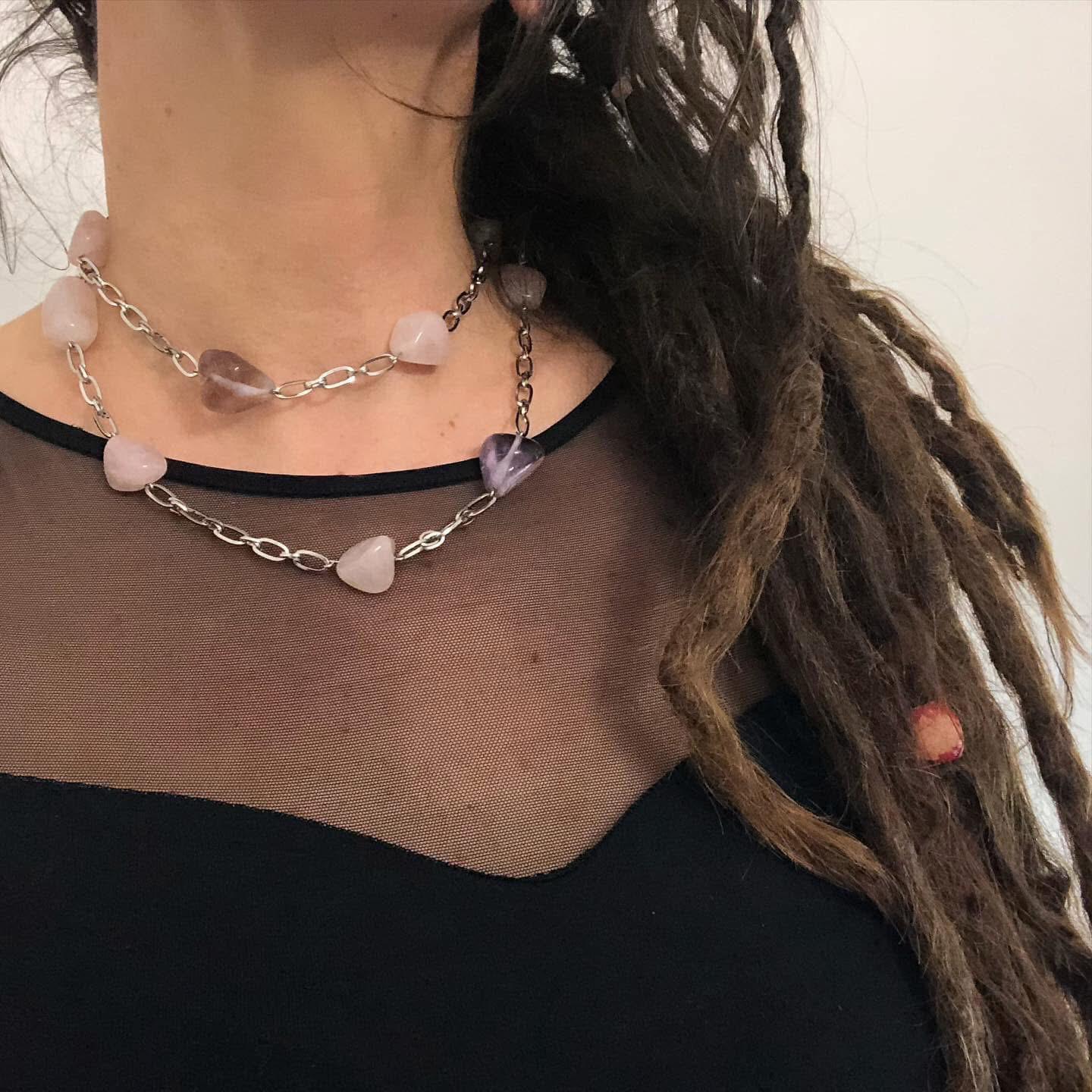 COLLANA ACCIAIO CON PIETRE DURE NATURALI DI QUARZO ROSA E AMETISTA BURATTATE
