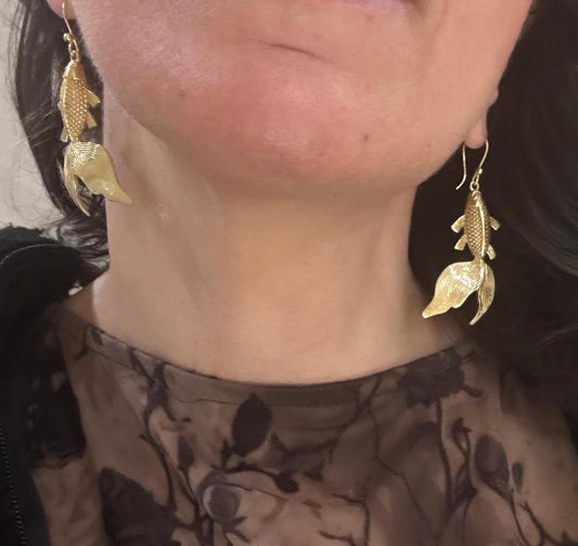 ORECCHINI OTTONE - CARPA STILIZZATA