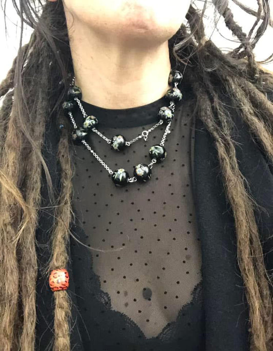 COLLANA IN ACCIAIO CON SFERE DI CERAMICA NERA DECORATE CON MOTIVI FLOREALI 15MM