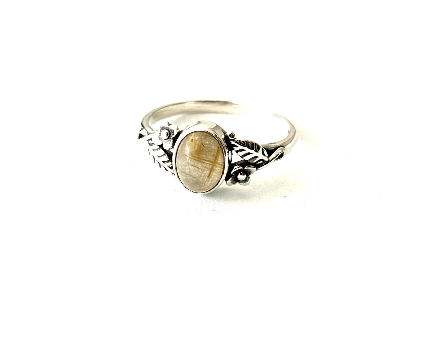 ANELLO DETTAGLI FLOREALI - QUARZO RUTILATO OVALE - ARGENTO 925