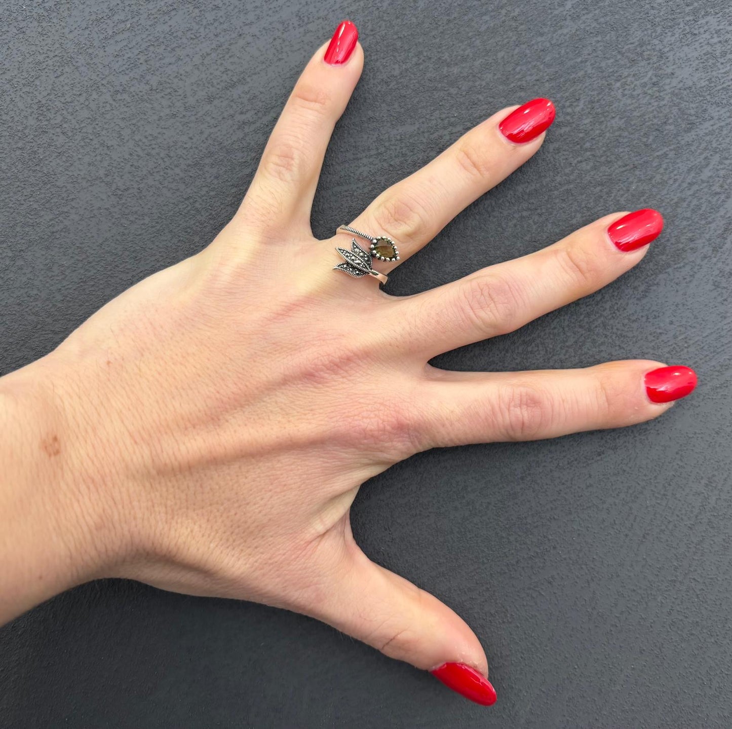 ANELLO FRECCIA CON PERIDOTO E MARCASSITE - REGOLABILE - ARGENTO 925