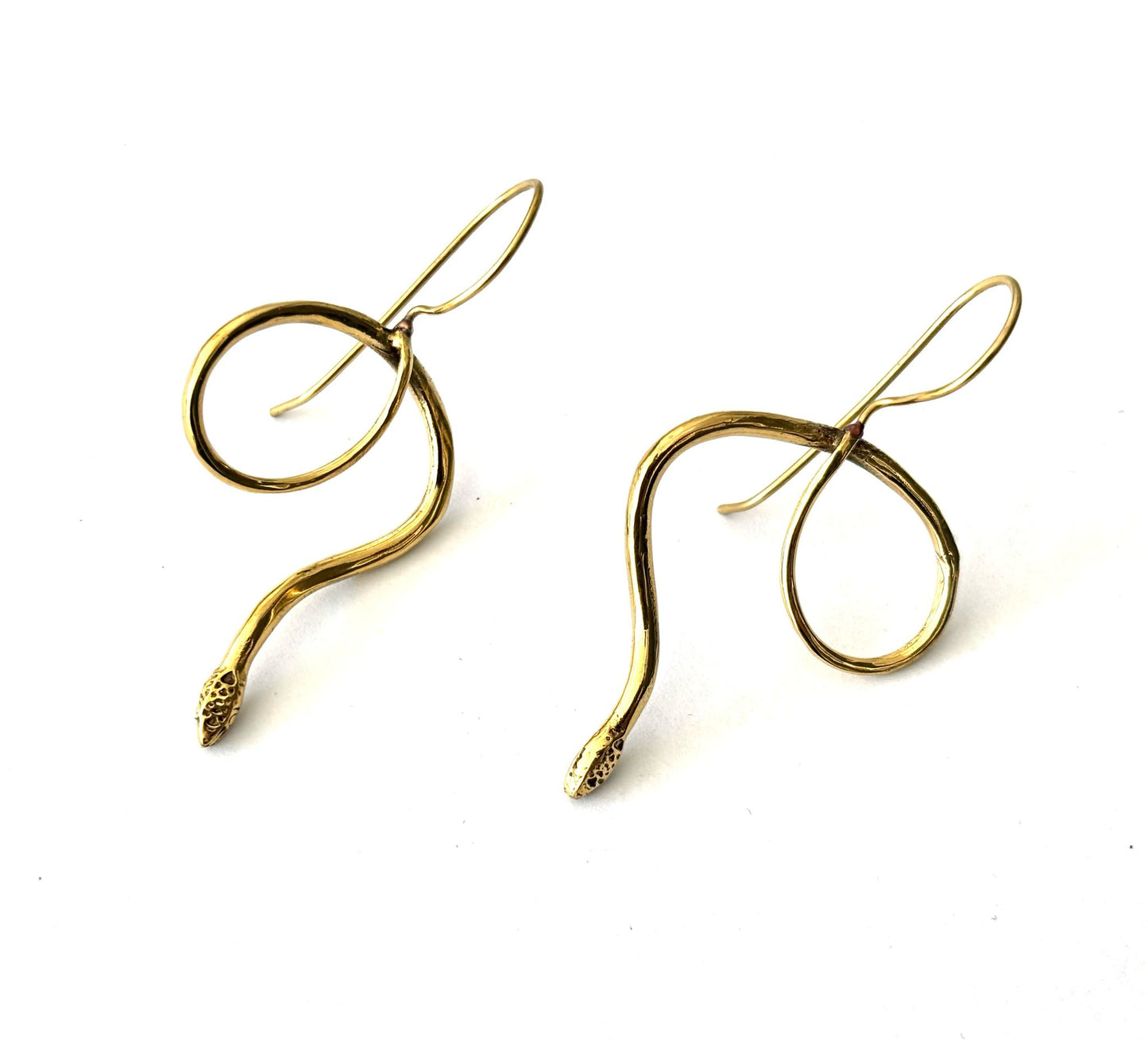 ORECCHINI SERPENTE LISCIO MINIMAL OTTONE