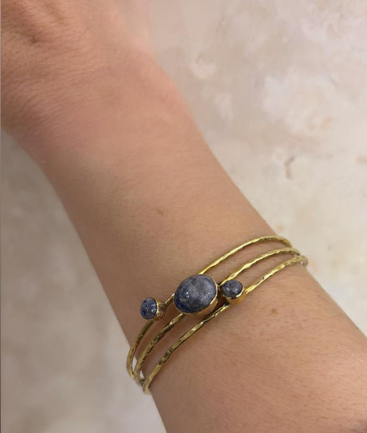 BRACCIALE MARTELLATO - SODALITE - OTTONE