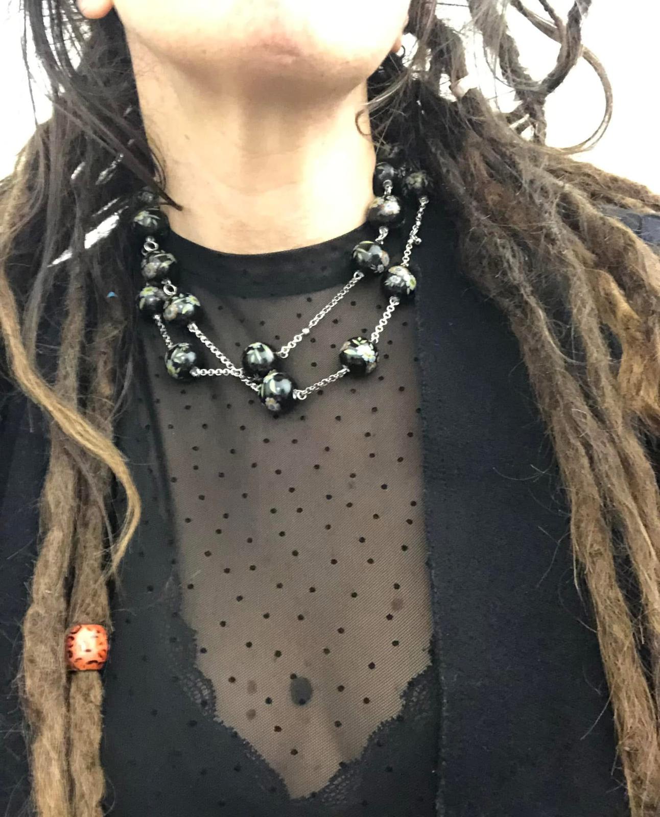 COLLANA IN ACCIAIO CON SFERE DI CERAMICA NERA DECORATE CON MOTIVI FLOREALI 15MM
