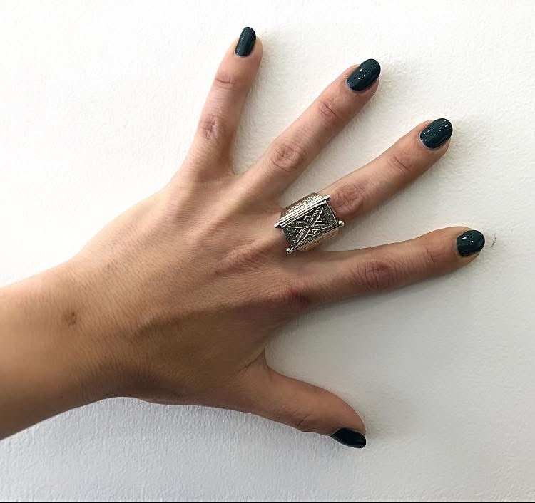 ANELLO INTAGLIATO LAVORATO DA TRIBÙ KAREN ARGENTO 925 - REGOLABILE