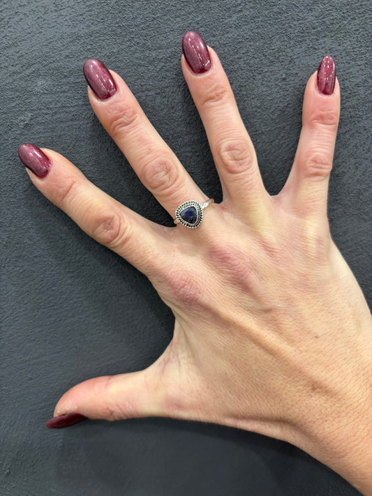 ANELLO RADICE DI ZAFFIRO TRIANGOLARE SFACCETTATO - ARGENTO 925