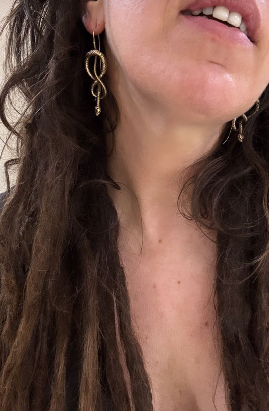 ORECCHINI SERPENTE OTTONE - NODO INFINITO