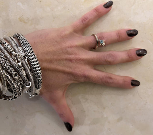 ANELLO CON QUARZO BLU IN PENDENTE MANO DI FATIMA ARGENTO 925