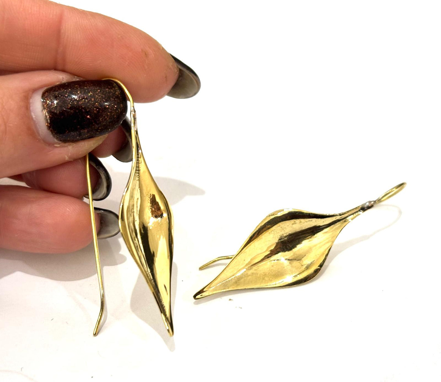 ORECCHINI OTTONE - FOGLIA STILIZZATA CONCAVA