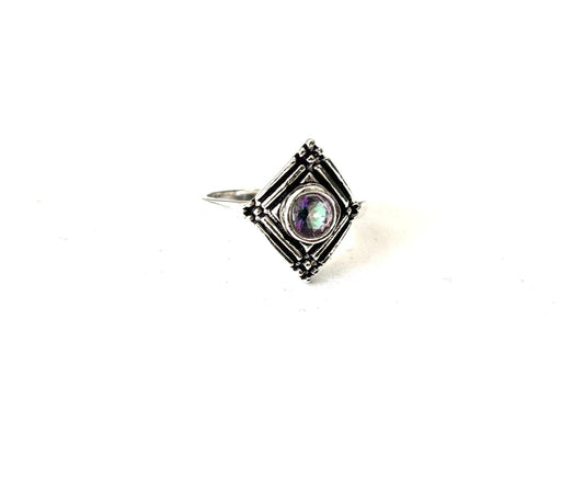 ANELLO DESIGN GEOMETRICO . MYSTIC TOPAZ TONDO SFACCETATO - ARGENTO 925