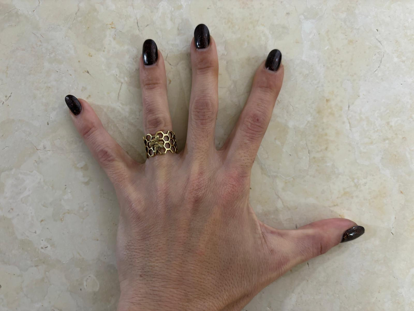 ANELLO OTTONE - FASCIA NIDO D'APE TRAFORATA CON CHARM APE