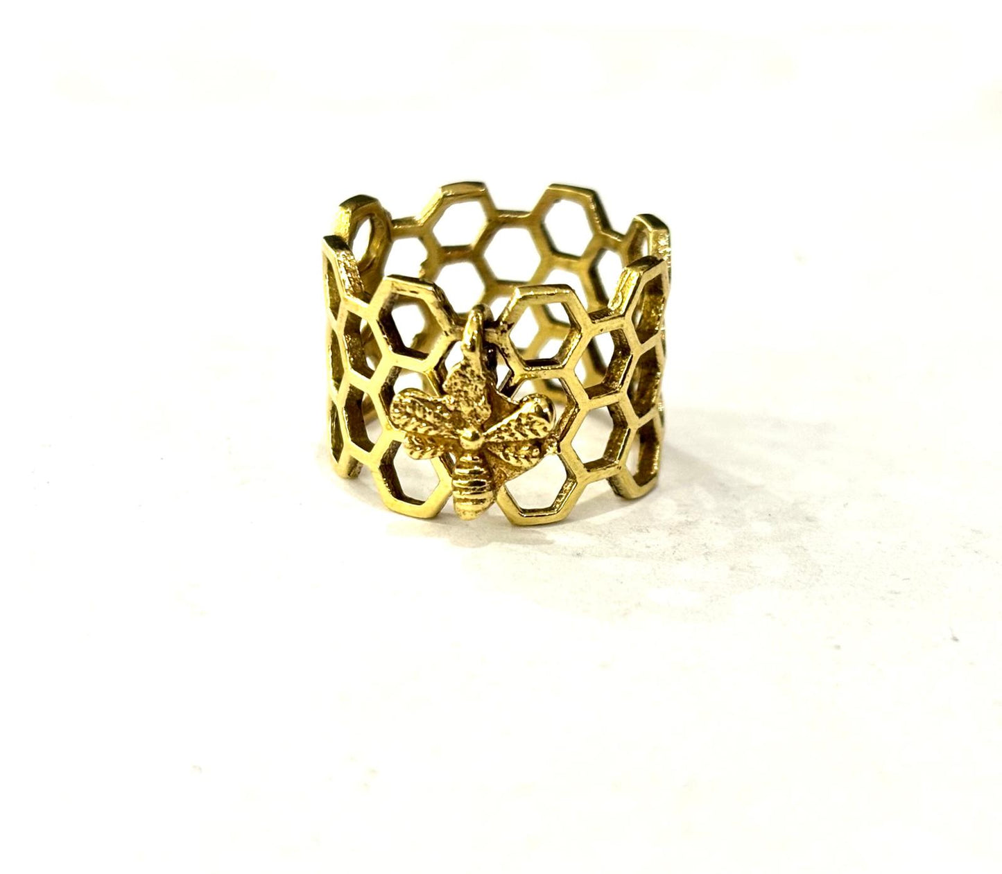 ANELLO OTTONE - FASCIA NIDO D'APE TRAFORATA CON CHARM APE