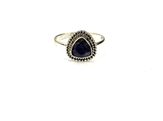 ANELLO RADICE DI ZAFFIRO TRIANGOLARE SFACCETTATO - ARGENTO 925
