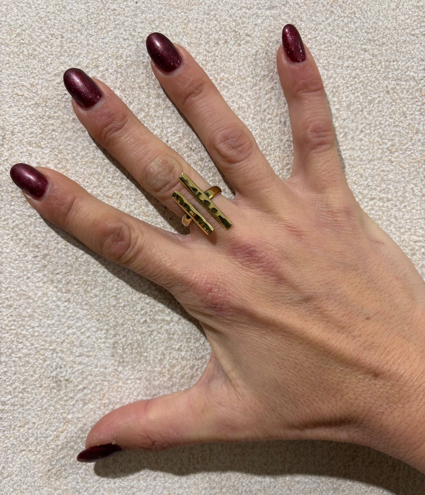 ANELLO OTTONE - BARRE PARALLELE MARTELLATE