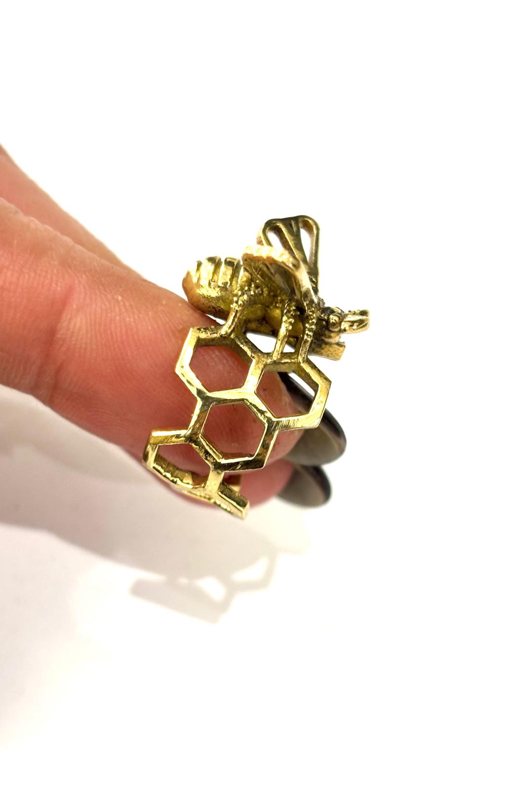 ANELLO OTTONE - FASCIA NIDO D'APE TRAFORATO CON APE TRIDIMENSIONALE